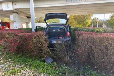 automobil u kružnom toku