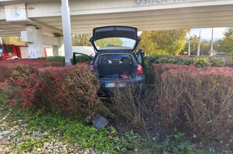 automobil u kružnom toku automobil u kružnom toku