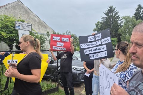 prosvjed roditelja ispred OŠ Ivana Filipovića2