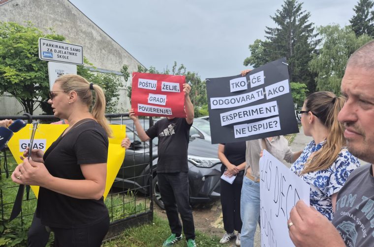 prosvjed roditelja ispred OŠ Ivana Filipovića2