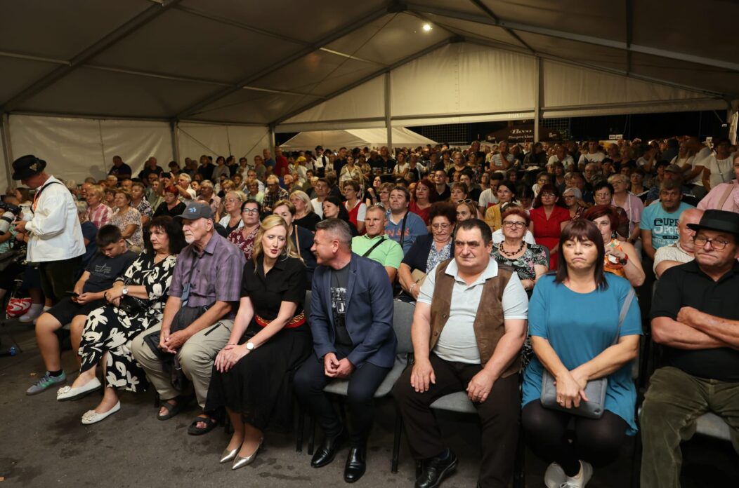 slavonijo, u jesen si zlatna slavonijo, u jesen si zlatna