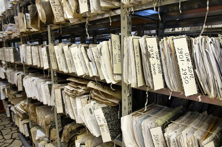 Slavonski Brod: Uvezani i arhivirani sudski spisi složeni na polici Slavonski Brod: Uvezani i arhivirani sudski spisi složeni na polici