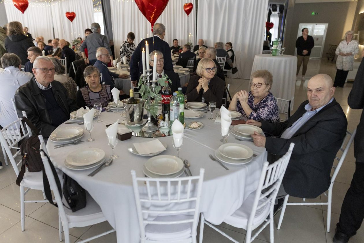 Osijek: Ivan Radić pridružio se tradicionalnoj proslavi zlatnog pira osječkih bračnih parova Osijek: Ivan Radić pridružio se tradicionalnoj proslavi zlatnog pira osječkih bračnih parova