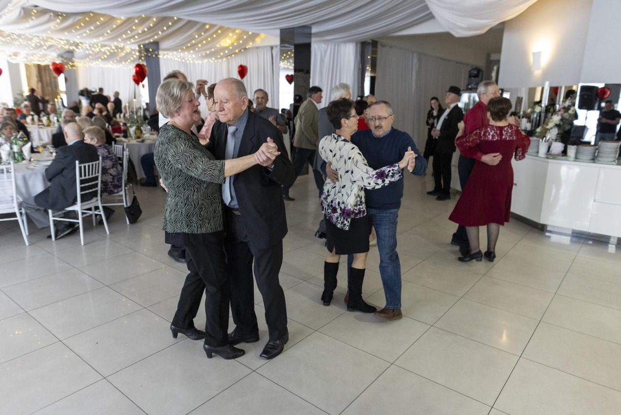 Osijek: Ivan Radić pridružio se tradicionalnoj proslavi zlatnog pira osječkih bračnih parova Osijek: Ivan Radić pridružio se tradicionalnoj proslavi zlatnog pira osječkih bračnih parova