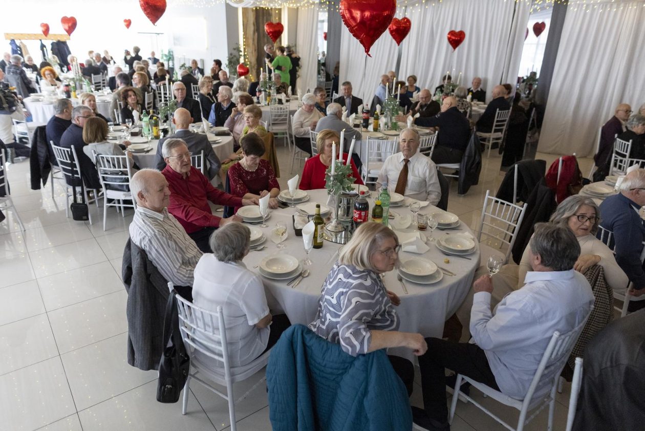 Osijek: Ivan Radić pridružio se tradicionalnoj proslavi zlatnog pira osječkih bračnih parova Osijek: Ivan Radić pridružio se tradicionalnoj proslavi zlatnog pira osječkih bračnih parova