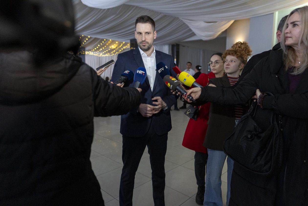 Osijek: Ivan Radić pridružio se tradicionalnoj proslavi zlatnog pira osječkih bračnih parova Osijek: Ivan Radić pridružio se tradicionalnoj proslavi zlatnog pira osječkih bračnih parova