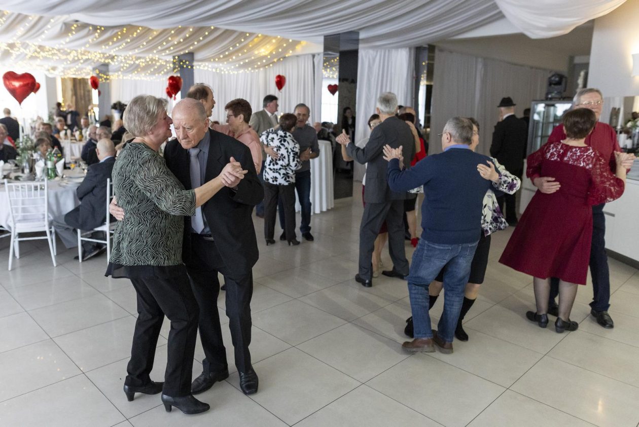 Osijek: Ivan Radić pridružio se tradicionalnoj proslavi zlatnog pira osječkih bračnih parova Osijek: Ivan Radić pridružio se tradicionalnoj proslavi zlatnog pira osječkih bračnih parova