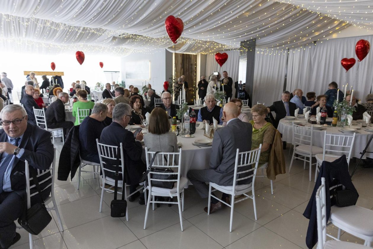 Osijek: Ivan Radić pridružio se tradicionalnoj proslavi zlatnog pira osječkih bračnih parova Osijek: Ivan Radić pridružio se tradicionalnoj proslavi zlatnog pira osječkih bračnih parova