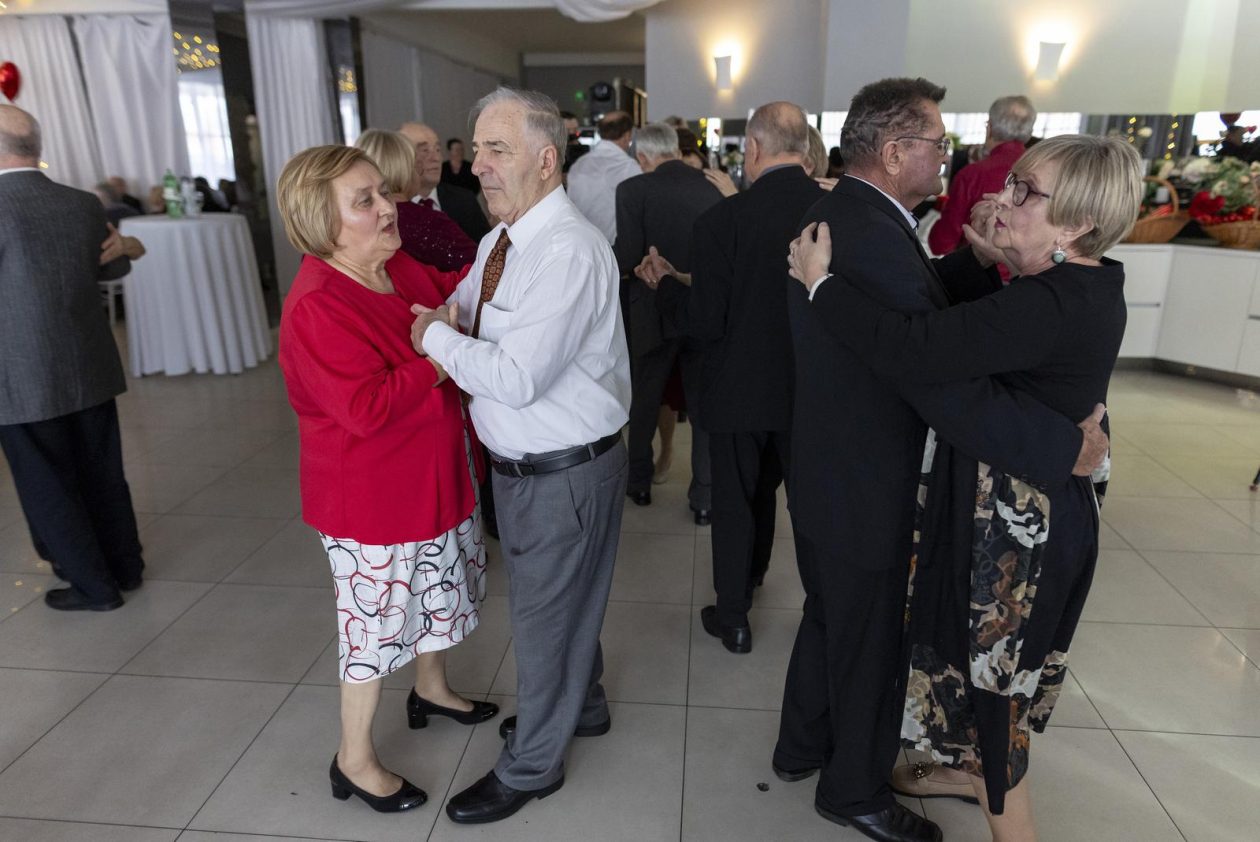 Osijek: Ivan Radić pridružio se tradicionalnoj proslavi zlatnog pira osječkih bračnih parova Osijek: Ivan Radić pridružio se tradicionalnoj proslavi zlatnog pira osječkih bračnih parova